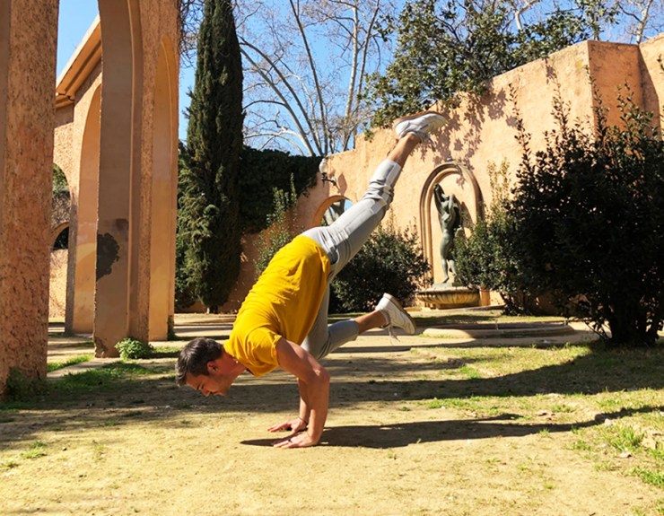 agusburtonyoga_ekapadabakasana